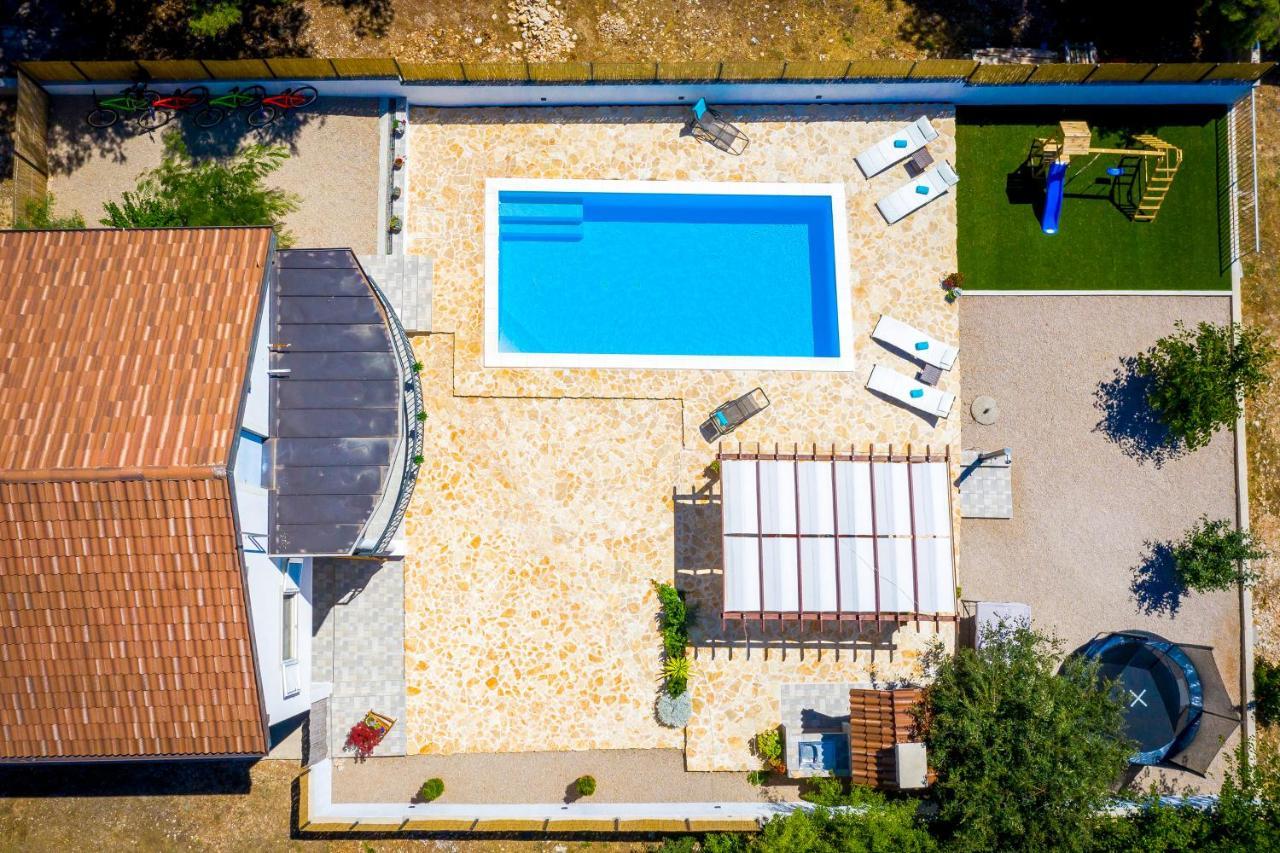 R&b Heated Pool Vrpolje