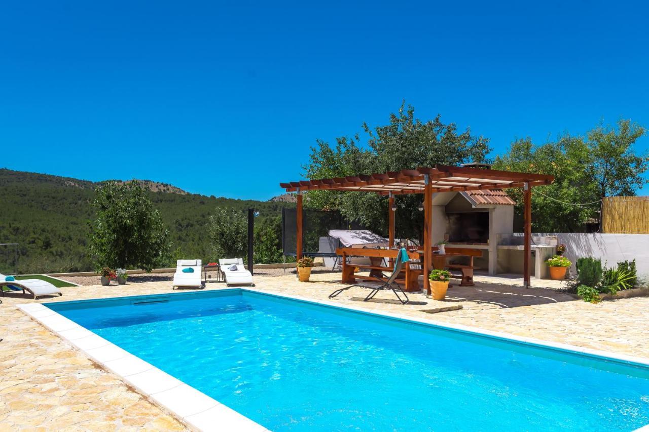 R&b Heated Pool Villa Vrpolje