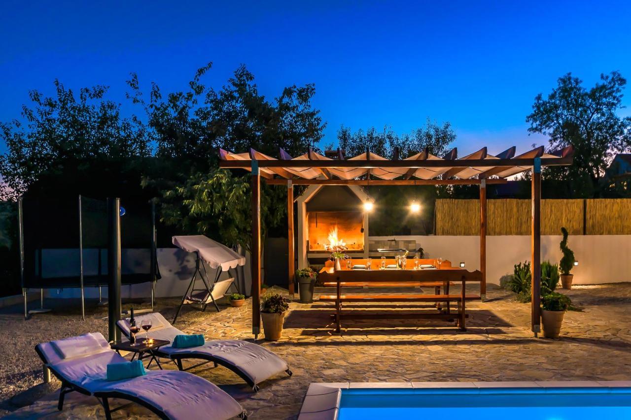 R&b Heated Pool Villa Vrpolje