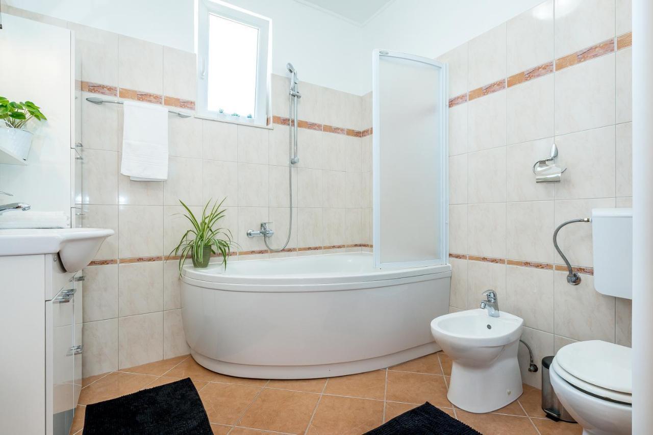 R&b Heated Pool Villa Vrpolje